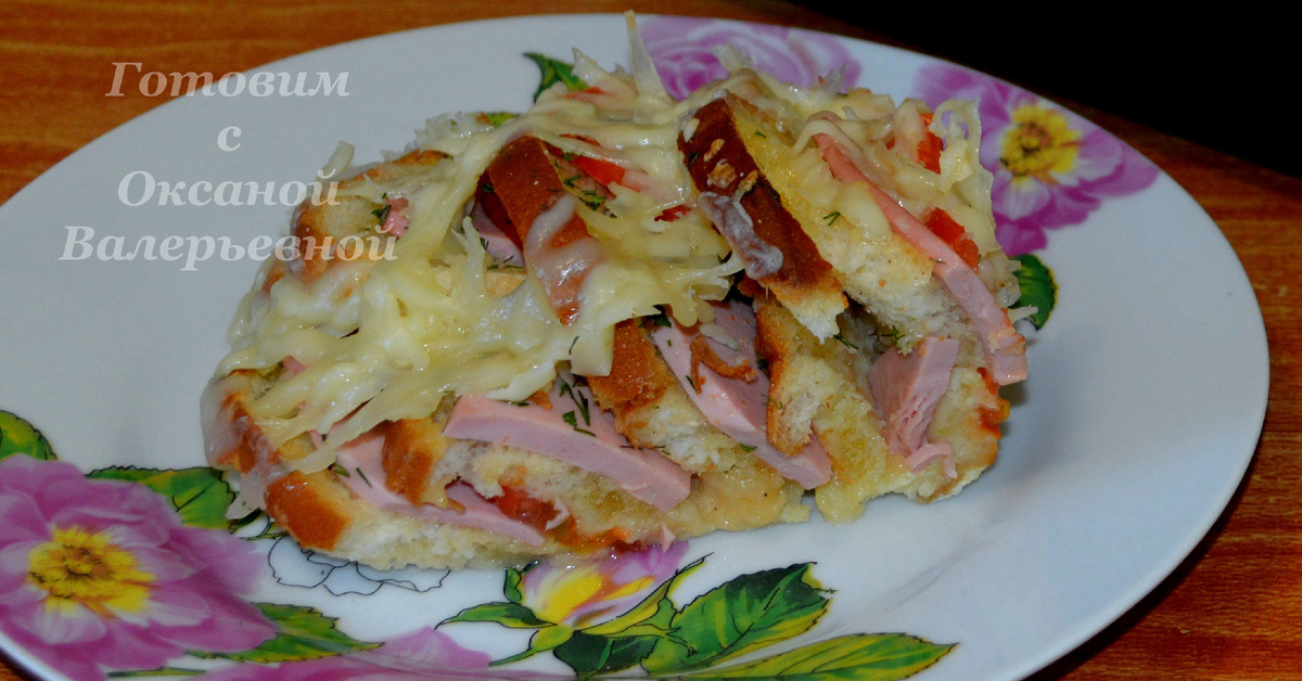 Пирог из батона с колбасой, помидором, омлетом и сыром