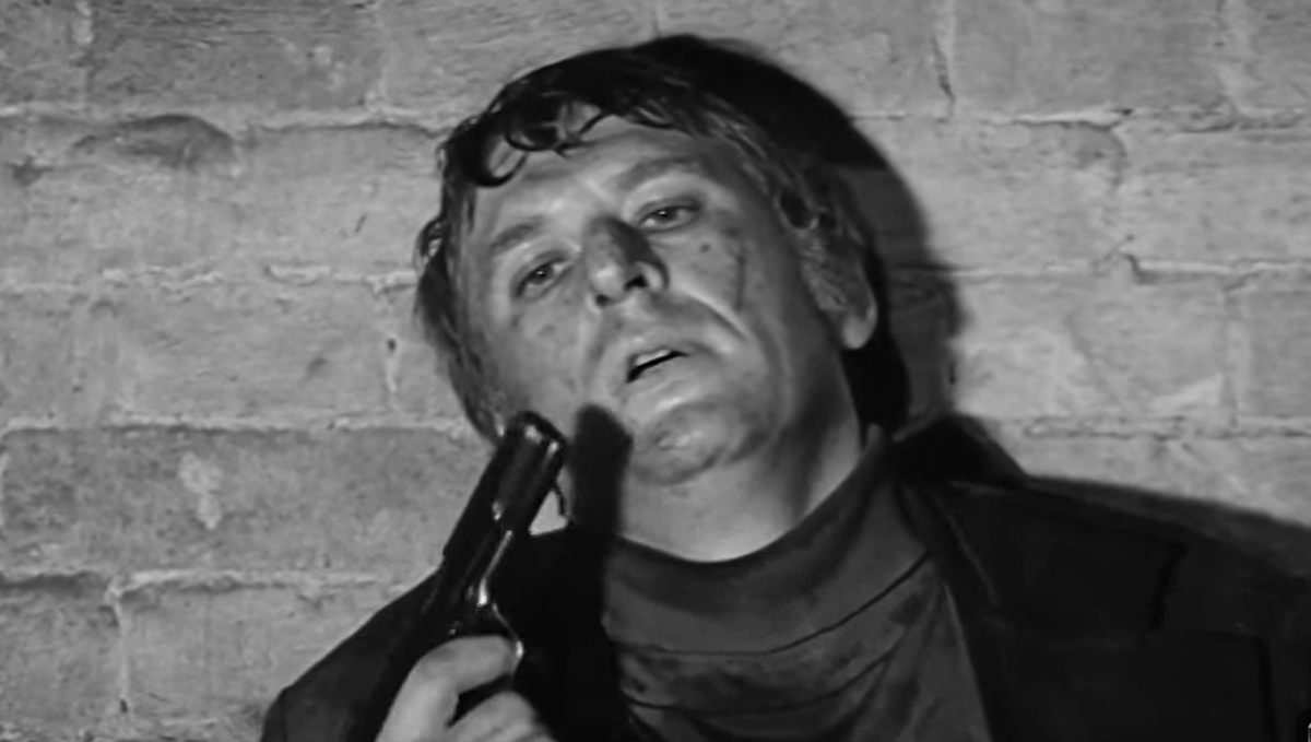 Кадр из фильма «Быть лишним»