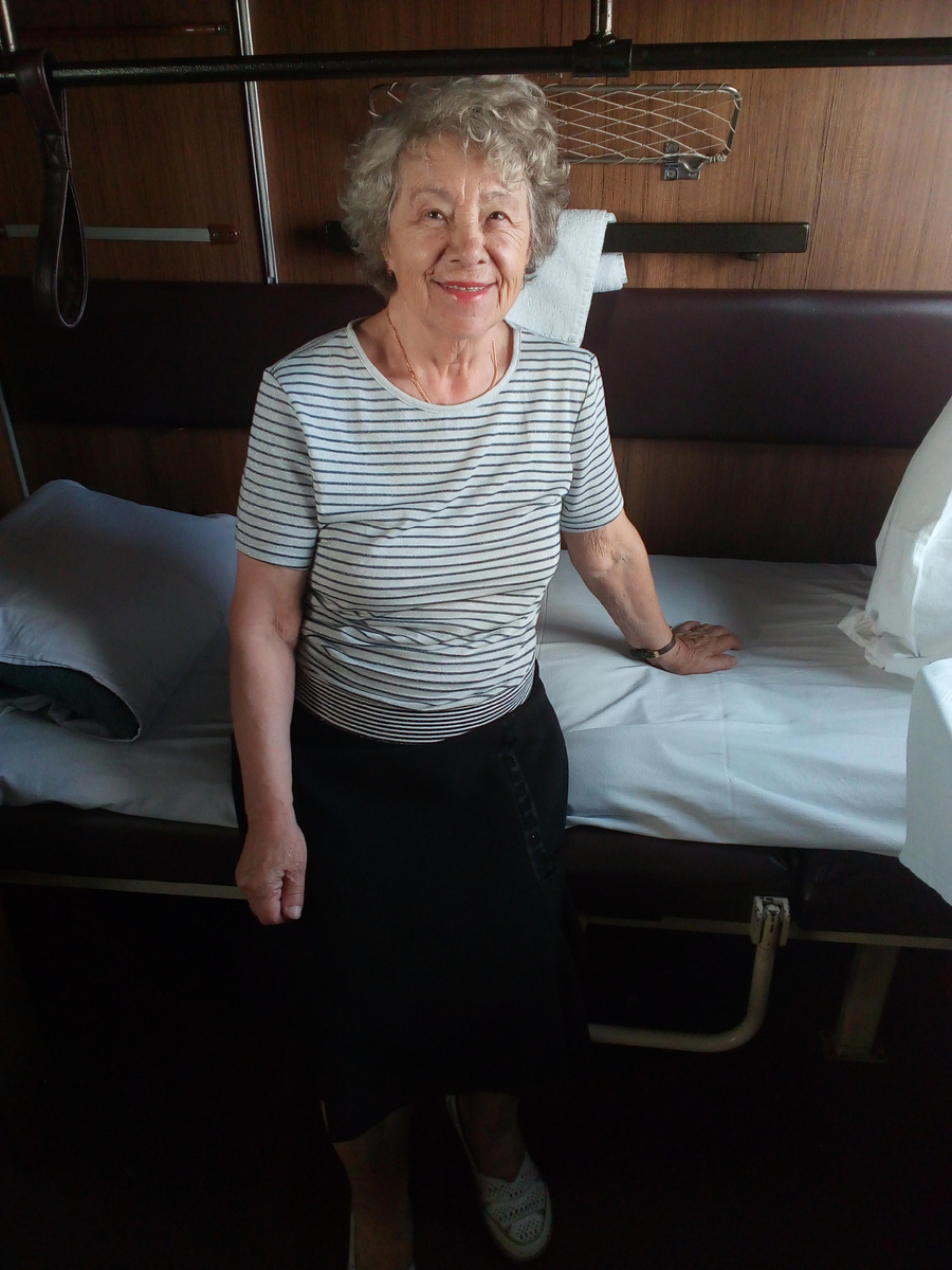 Мама в инвалидном купе. Фото автора. 