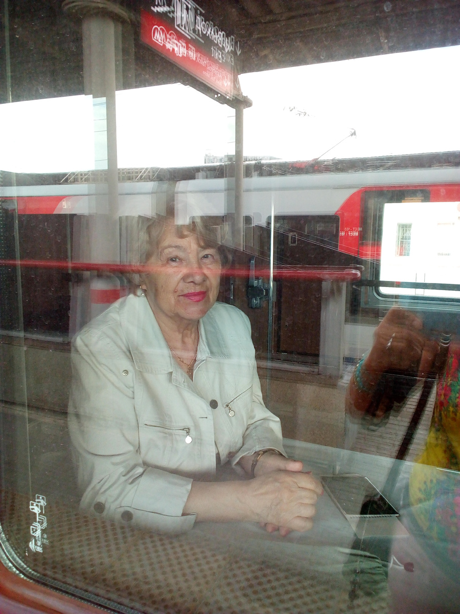 Мама в окне поезда. Фото автора.