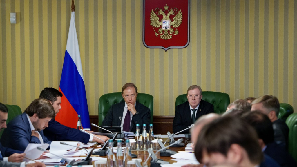 На совещании, которое провели первый заместитель председателя правительства Денис Мантуров и заместитель председателя правительства Виталий Савельев / Фото: Пресс-служба Правительства РФ  📷
