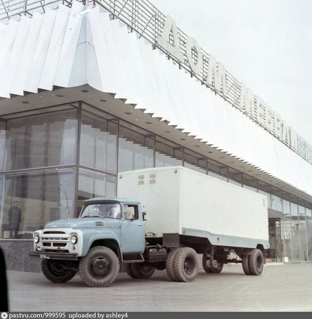 Здесь можно лучше рассмотреть фасадный декор "Дома мебели", 1970-1975. С сайта www.pastvu.com.