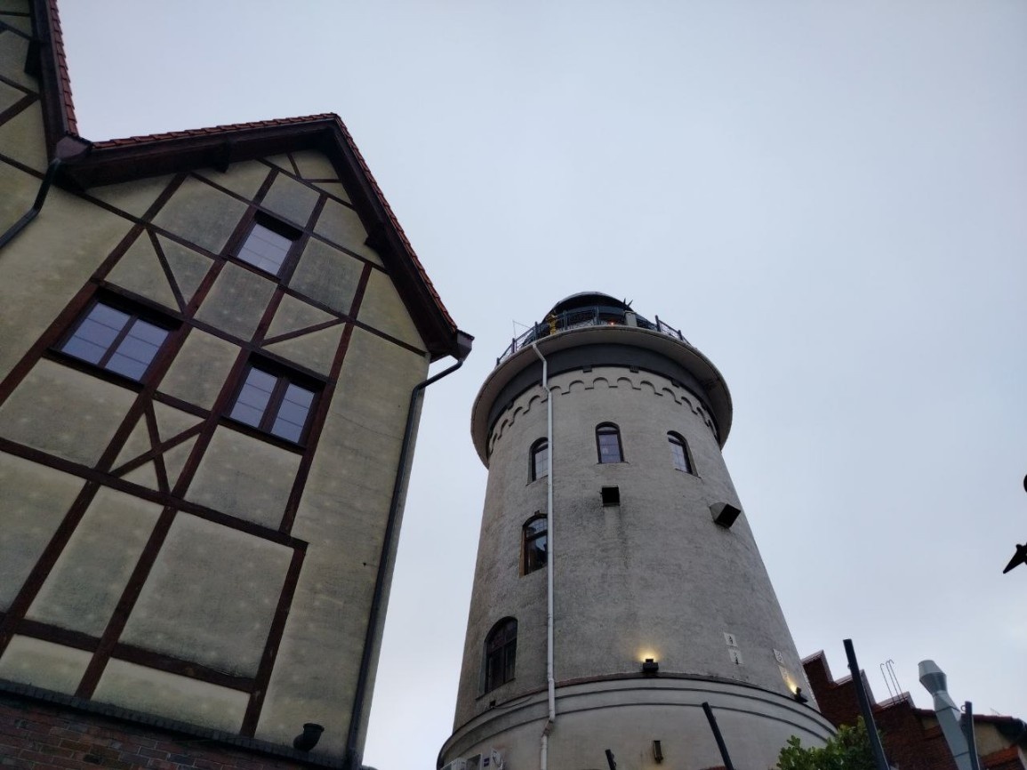 Находится башня на улице Октябрьской, 2А