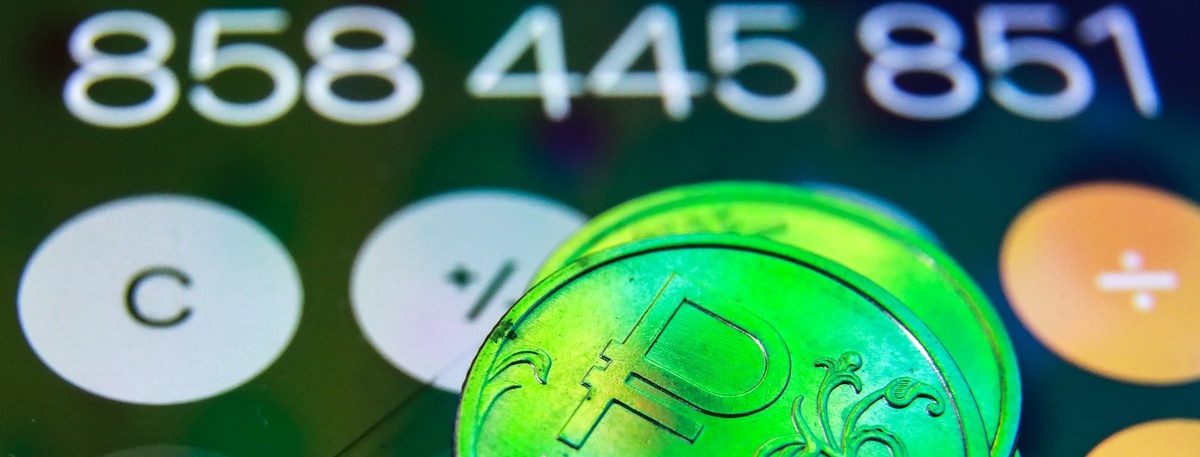    Рублёвые монеты на экране смартфона со включённым калькулятором. Автор фото: Сергей Коньков / "Деловой Петербург"