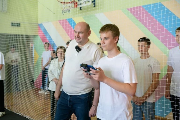    В Сорочинске школьники продемонстрировали Солнцеву навыки управления БПЛА Оренбуржье