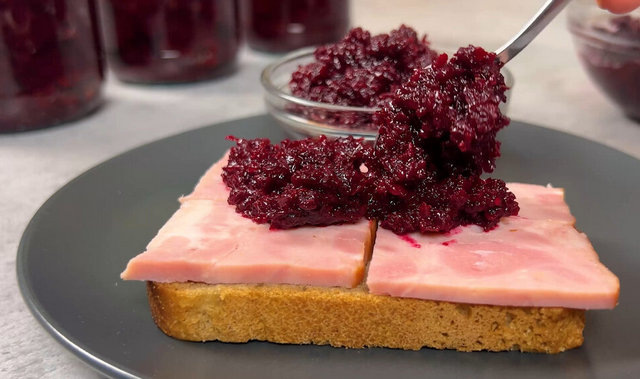 Очень необычная  сегодня аджика. У меня уже почти вся свёкла на эту аджику ушла. Никакой стерилизации, храню в шкафу на кухне.