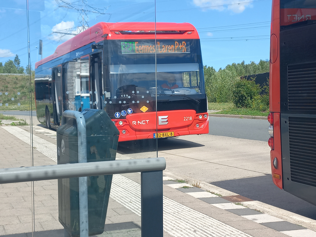 Наш, красный. Мы едем в другой город.  Фото автора. 