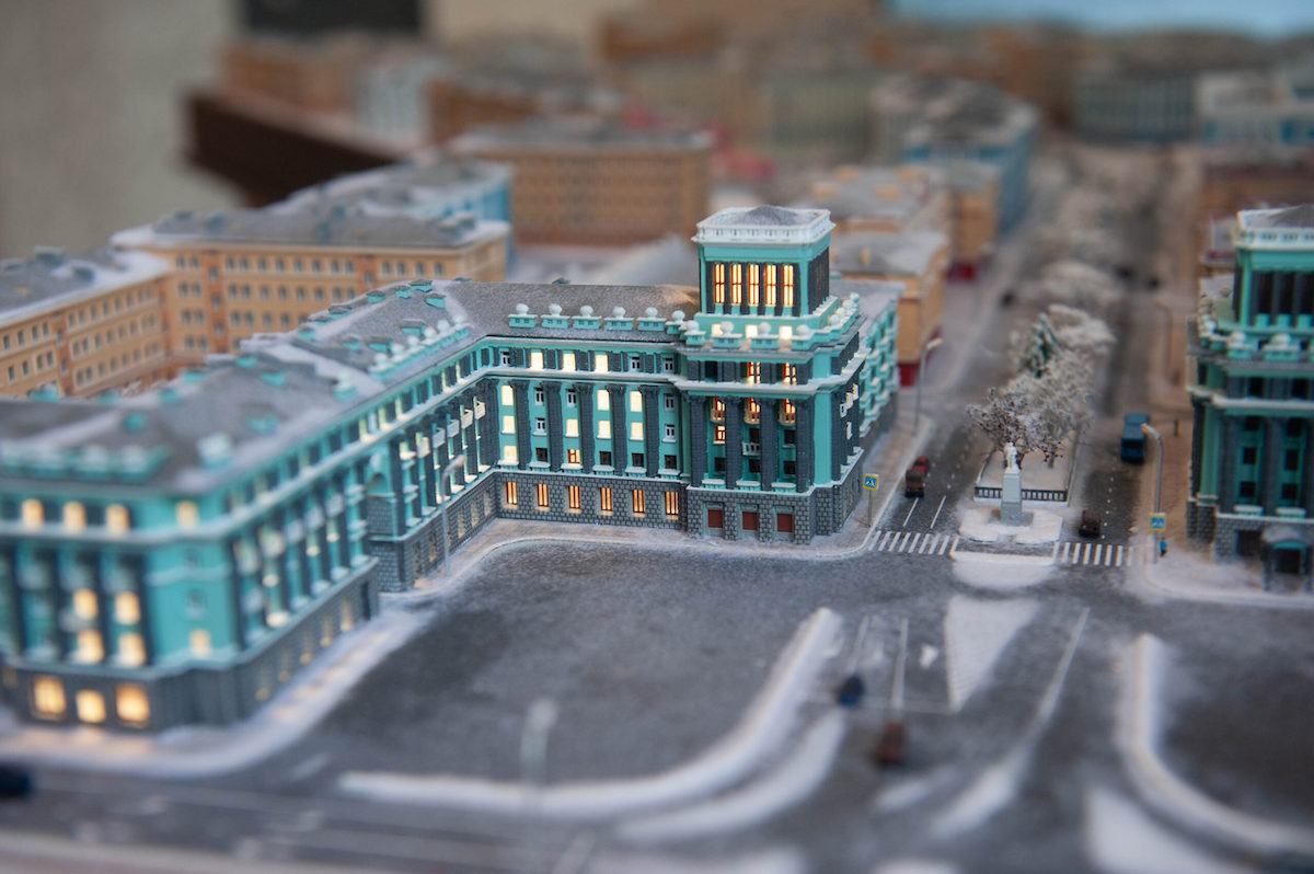 Дом с башней, одно из зданий-близнецов, где открывается центр, на макете Норильска. Источник изобржения: news.sgnorilsk.ru