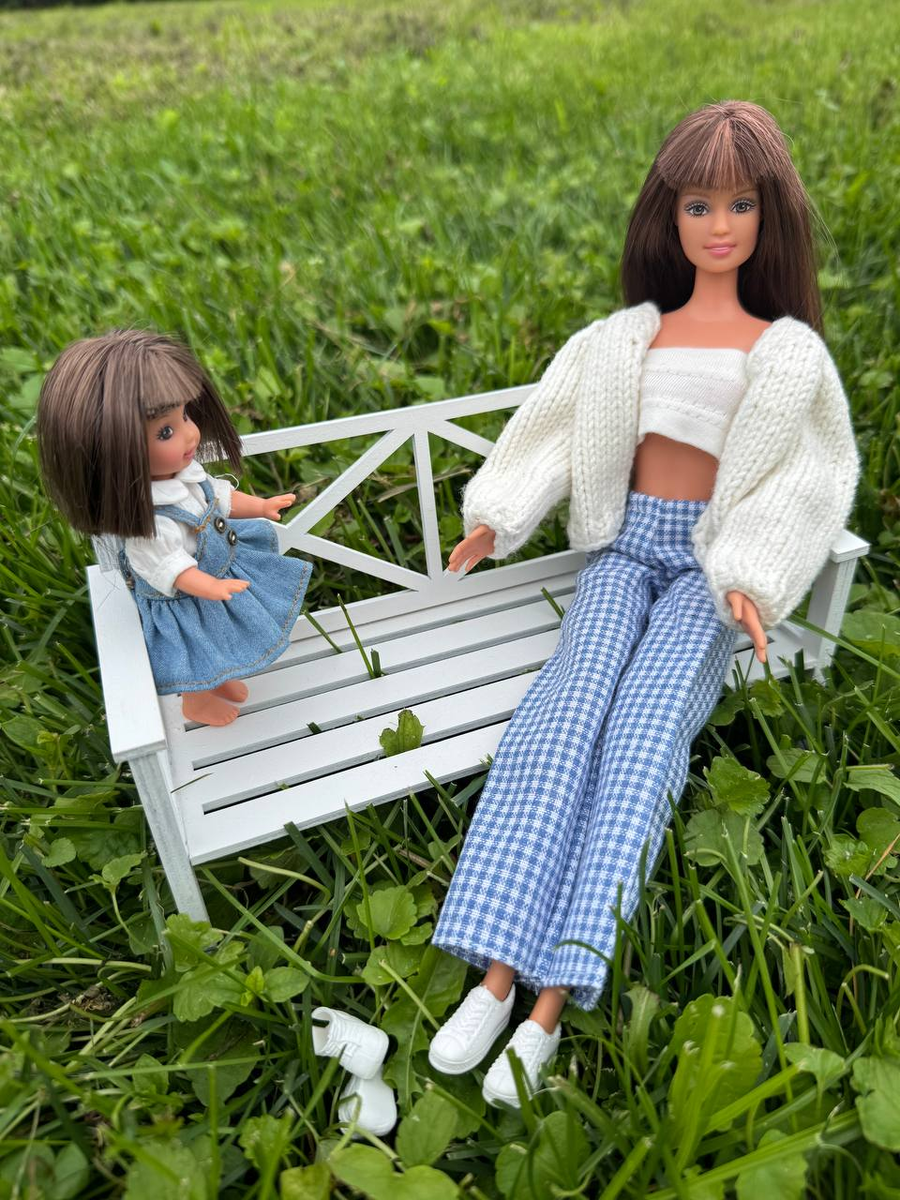 на лавочку в ботинках лезть нельзя