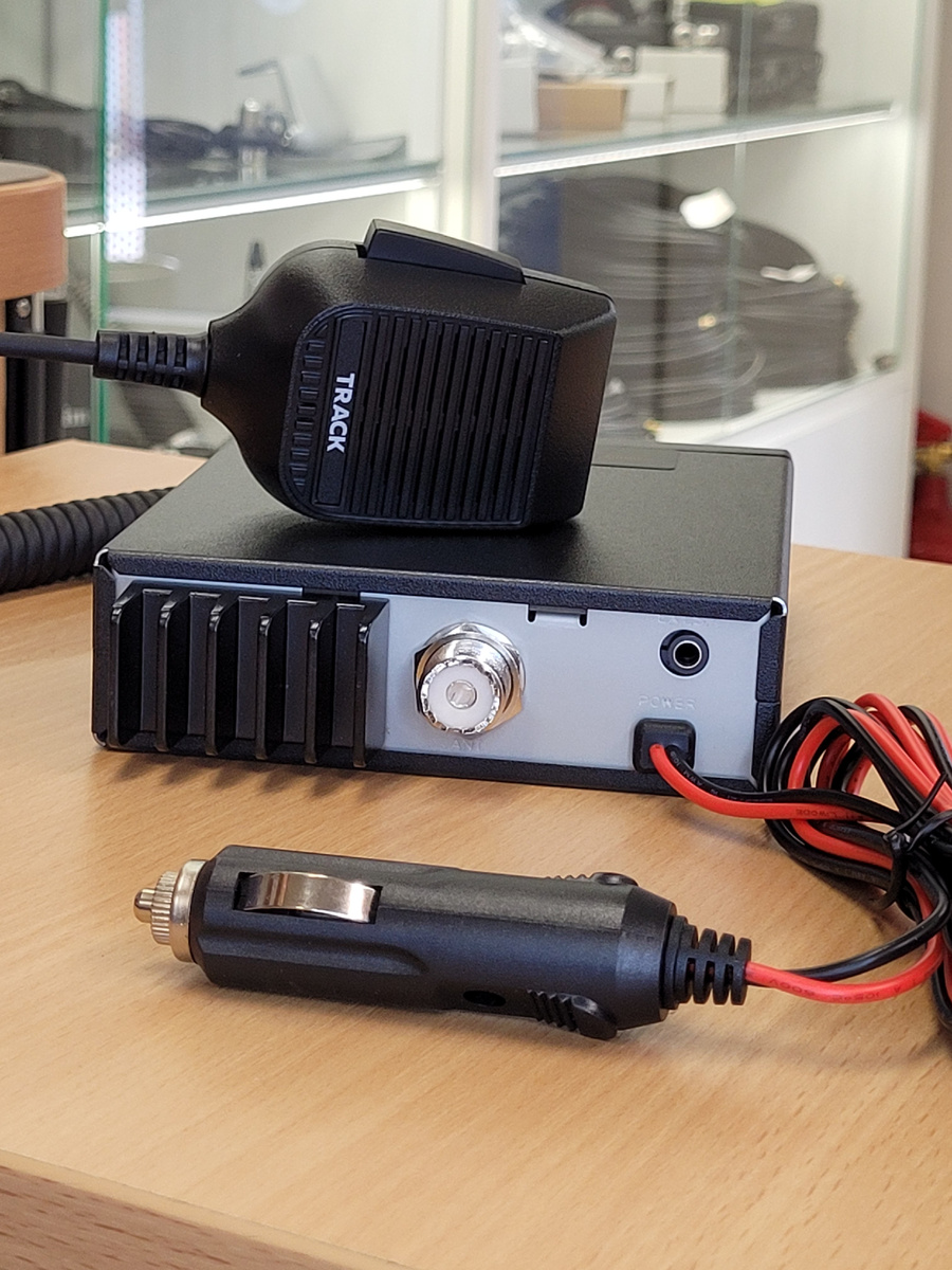 В комплекте с рацией Track 100 plus имеется адаптер для прикуривателя