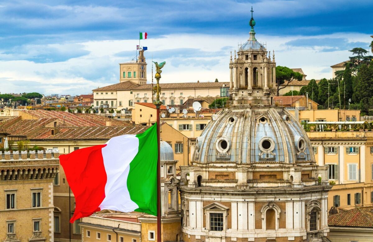 Ссылка: https://parade.com/.image/t_share/MjA4NjEyNzc3NzI2NjQ5NTE3/italian-flag-.jpg