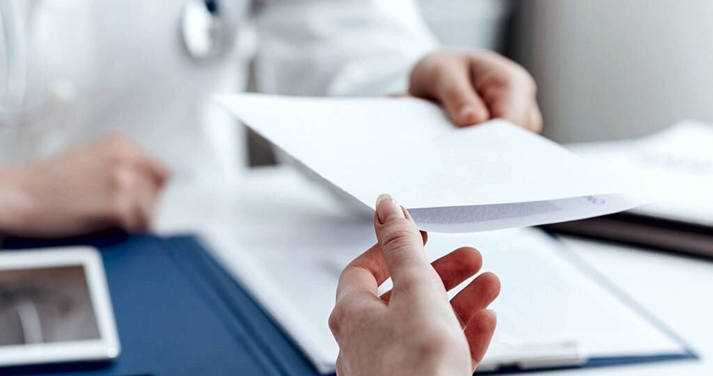 В день выплаты зарплаты вы обязаны выдать сотруднику расчетный листок.