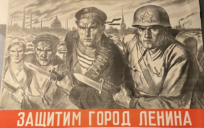    Ленинградская битва началась в июле 1941 года, когда войска немецкой группы армий "Север" вышли на Лужский рубеж, и продолжалась до 9 августа 1944 года, когда финские войска были изгнаны с советской территории на Карельском перешейкепредоставлено музеем политической истории россии