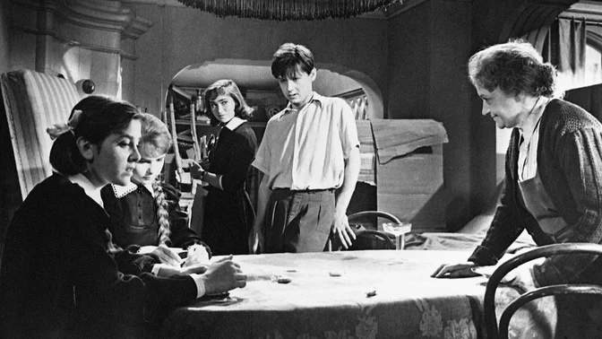 Кадр из фильма "Шумный день", режиссеры Анатолий Эфрос, Георгий Натансон, сценарист 
Виктор Розов, Композитор Антонио Спадавеккиа