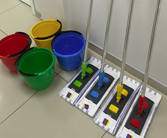 Красным цветом помечают инвентарь, который используется в помещениях с большой степенью бактериального загрязнения (туалеты, ванные комнаты, кладовые с грязным бельем и пр.)                Зеленый цвет используют для маркировки инвентаря, к которым предъявляются более строгие требования к чистоте (операционная, процедурные, перевязочные и пр.)                                                                                   Синий или голубой цвет наносится на инвентарь, используемый для уборки помещений с низким уровнем загрязнений (коридоры, больничные палаты, ординаторская и т.д.)                                       Желтый цвет используют для маркировки инвентаря, используемого для уборки условно -грязных помещений (складские, подсобные помещения и т.п.).