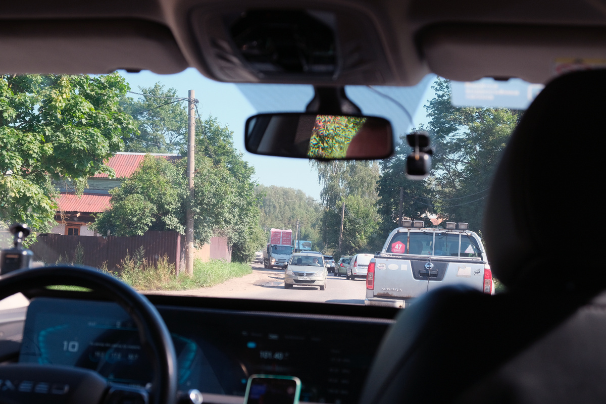 Движемся по Колтушскому шоссе во Всеволожском районе Ленинградской области. 