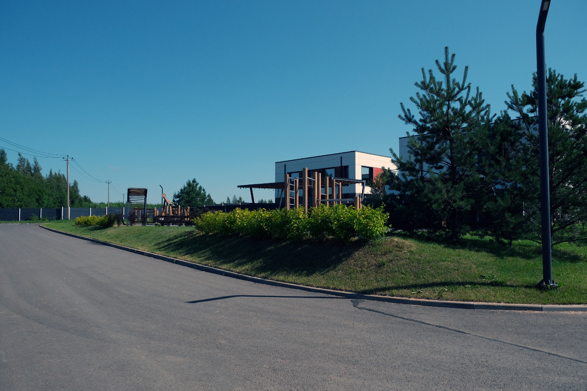 Коттеджный поселок находится во Всеволожском районе на Колтушской возвышенности в окружении заповедных лесов и живописных Ждановских озер. До КАД всего 15 км, а до центра Петербурга можно добраться за 30 минут.