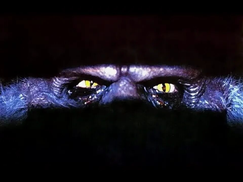 Монстр смотрит на тебя умными глазами.