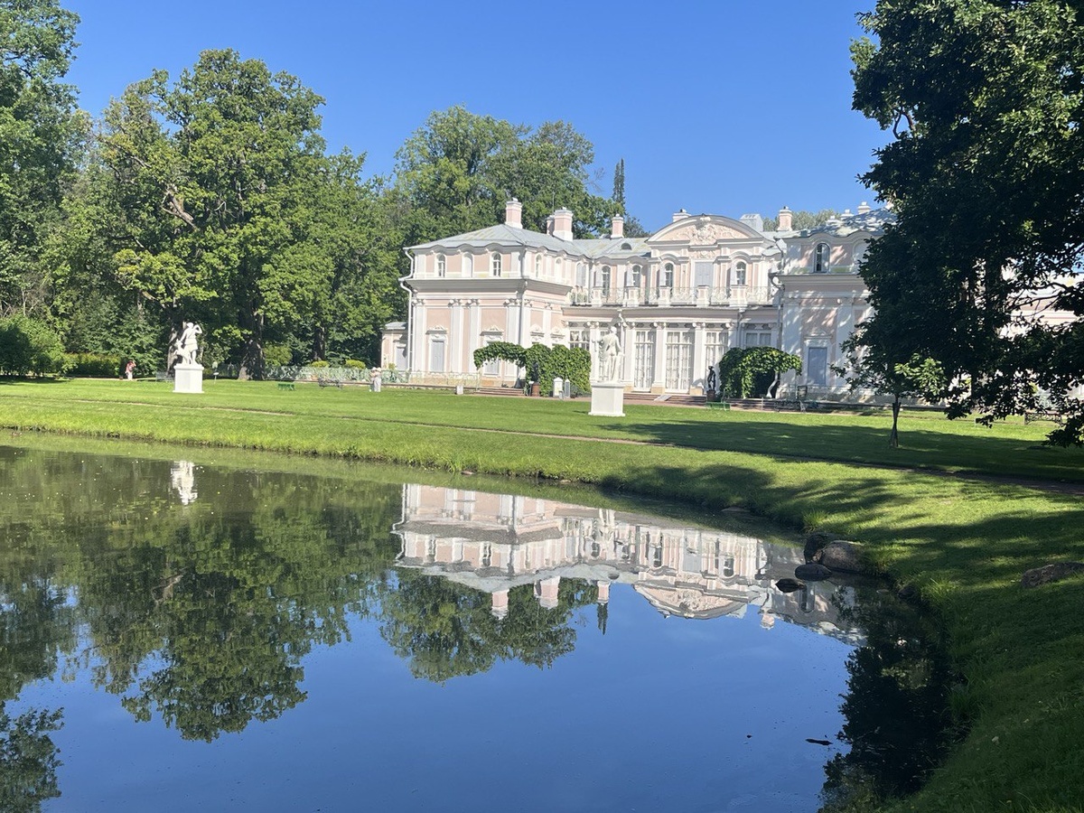 Китайский дворец. Архитектор: Антонио Ринальди (1709-1794), Дата постройки: конец 1750-х - 1768 гг. Построен для Екатерины II. Отделка интерьеров XVIII в. в стиле рококо, несколько интерьеров в манере подражания китайскому искусству