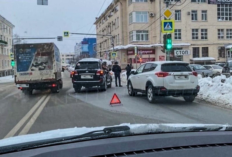 Впереди ДТП, а слева двойная сплошная: Как совершить объезд, чтобы не лишиться прав