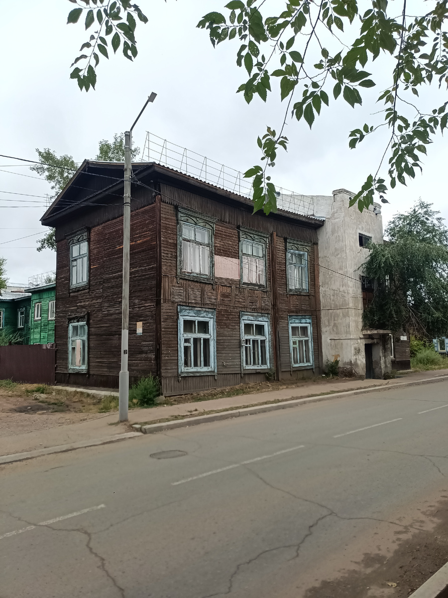 В центре на 2 этажа кирпичный подъезд 