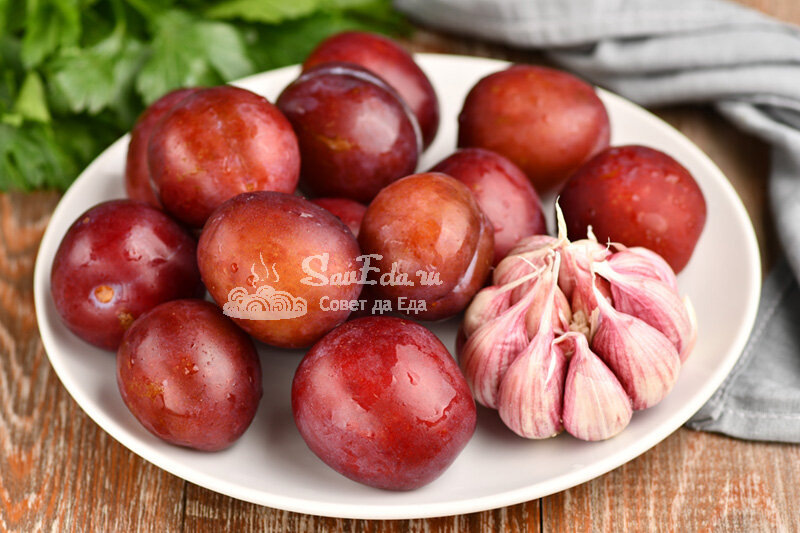 Блюдо из слив и чеснока, которое вас точно удивит вкусом