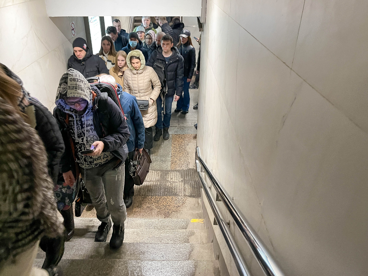 Москвичи в метро. Фото автора