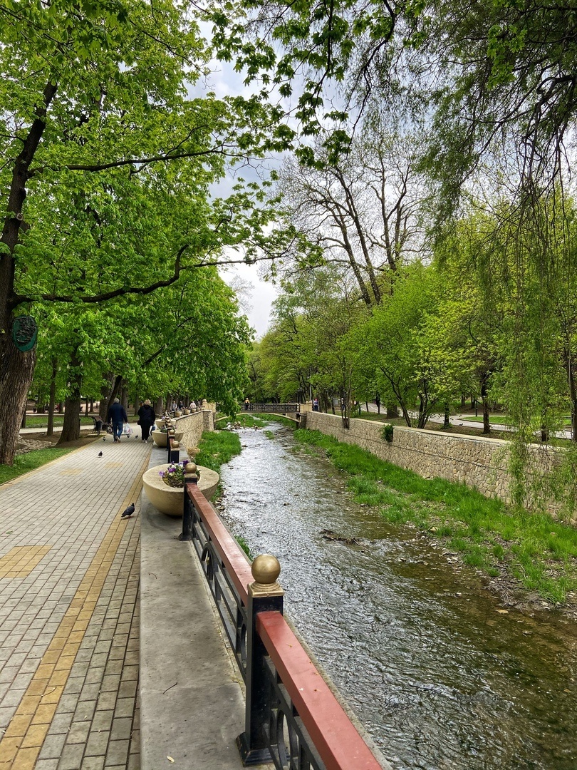 Река Ольховка в обычное время. Обратите внимание на мост.