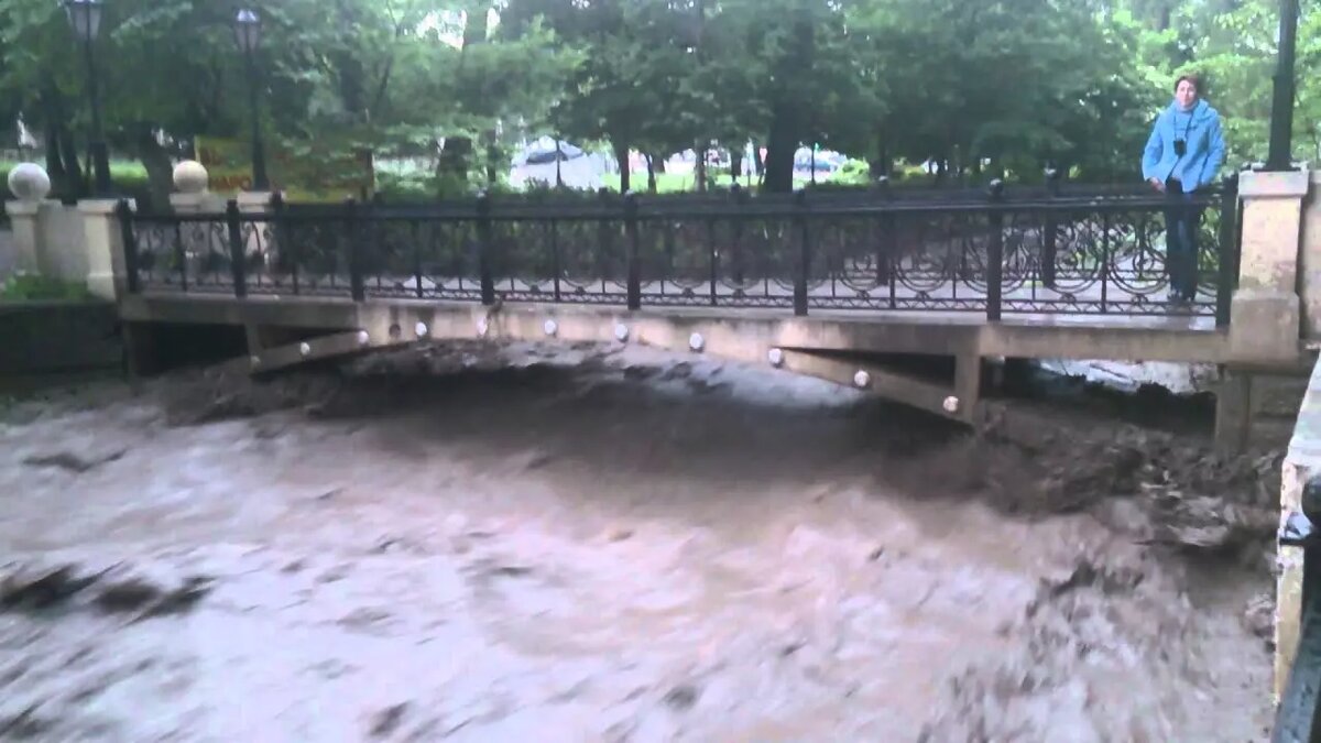 А это фото во время того дождя. Люди еще гуляют и не подозревают что их ждет.