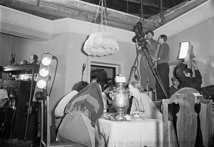 Сцены в квартире родителей Бориса снимали в специально построенной декорации. По словам Александра Котта, съемочный период раньше длился долго — сложно найти подходящие квартиры и выселить оттуда жителей на весь срок съемок. Зато в павильоне "Мосфильма" можно снимать даже ночью