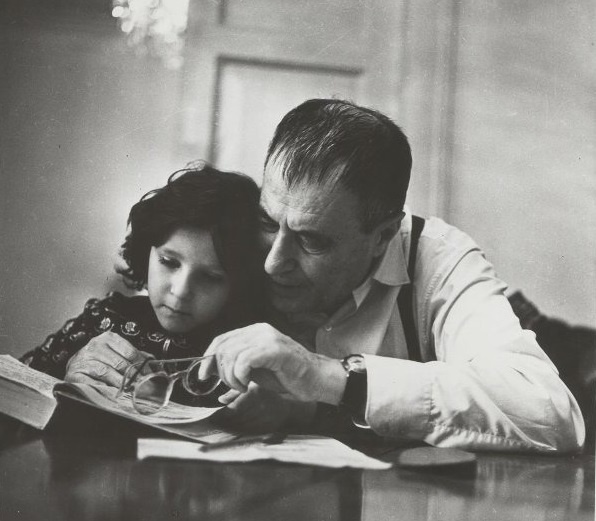 Валентин Катаев с внчкой Тиной.