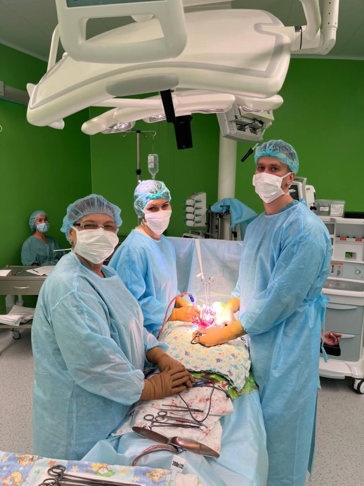    В Сургуте медики сохранили репродуктивную функцию женщине, удалив гигантскую килограммовую миому