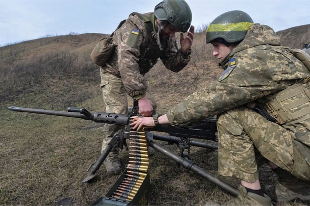    Военнослужащие 57-й отдельной мотострелковой бригады ВСУ готовятся к стрельбе из американского пулемета Browning M2. Фото: Oleksandr Klymenko / Reuters