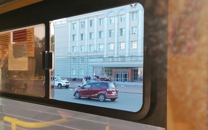    Фотофакт: автомобиль с разбросанными вещами оказался у входа в Дом правительства Удмуртии