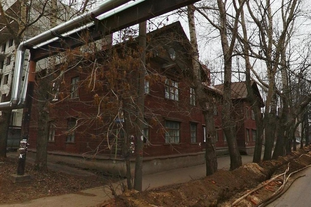    Дом подлежит расселению и сносу, в нем осталась лишь одна семья