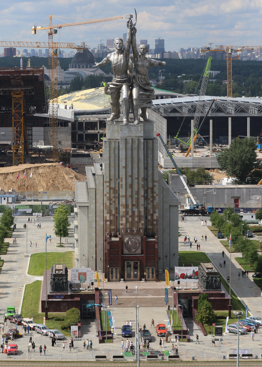 у монумента "Рабочий и колхозница" представлены прототипы Иж и ВАЗ