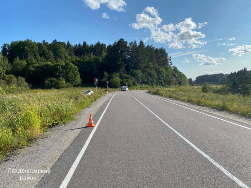    Машина с 3 детьми в салоне улетела в кювет на трассе в КарелииГАИ Карелии