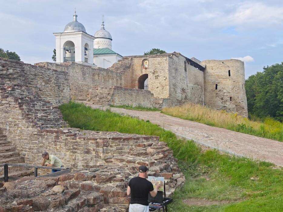 Международный пленэр с участием художников из России и Китая
Фото: музей-заповедник «Изборск»