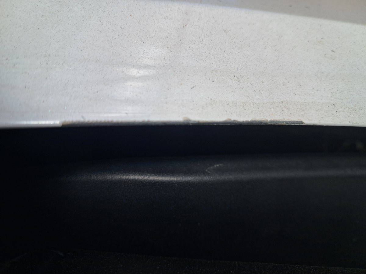 Краска на кромке капота у дворника облазает. Спасибо, что хотя бы не ржавеет