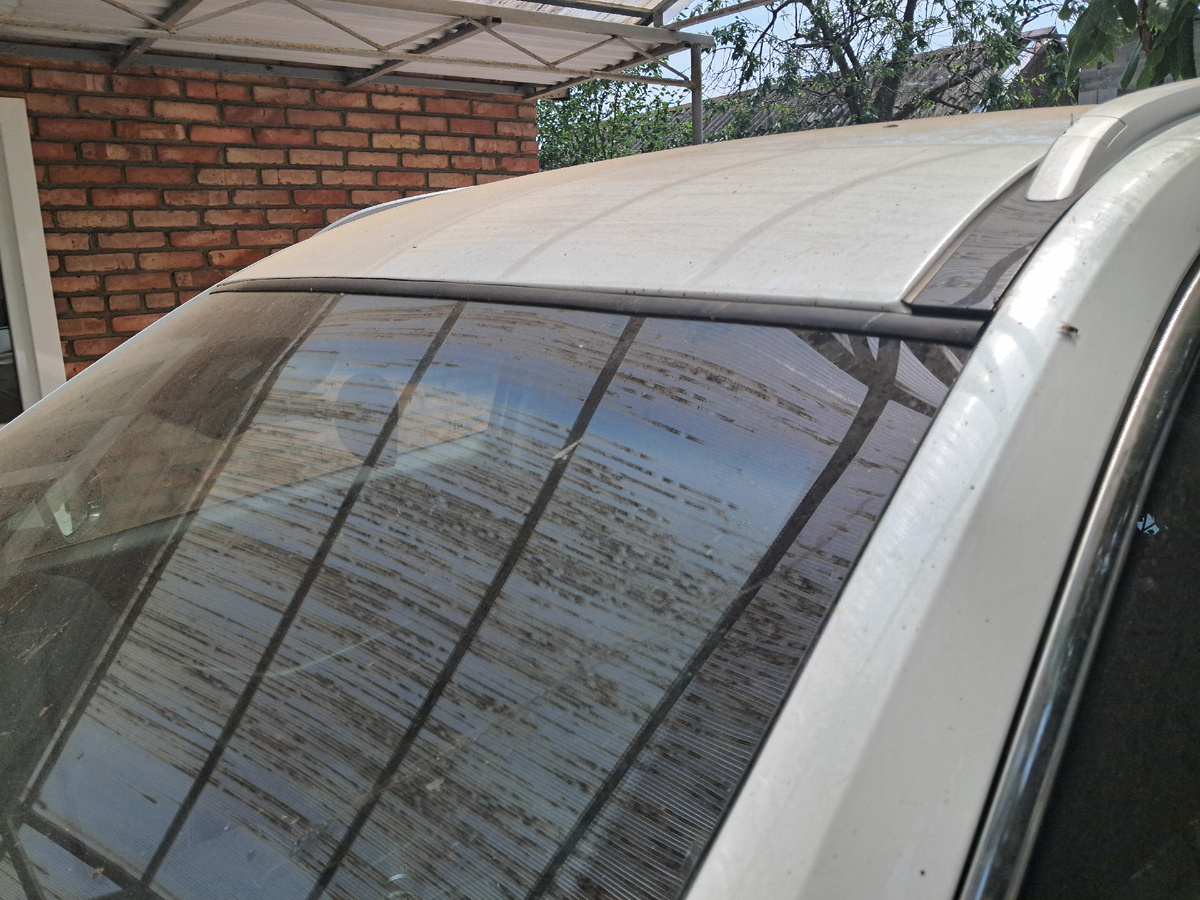 От сколов на стыке крыши и ветрового стекла машину пришлось защищать. И эти сколы ржавеют