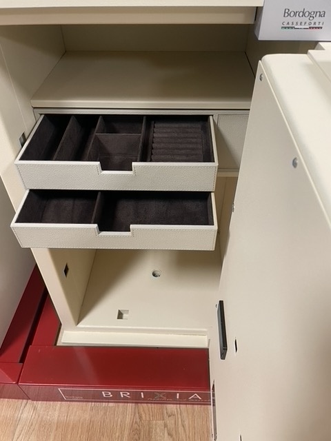 Сейф Bordogna серии Brixia Uno модель Brixia 4 в бежевом исполнении с индивидуальным интерьером 