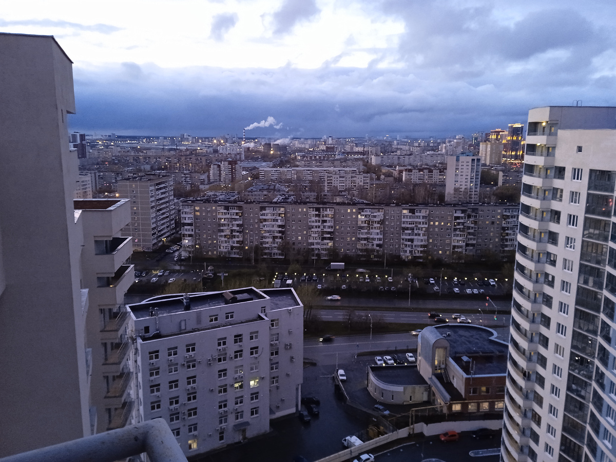 Вот этот самый дом (справа), жильцов которого кошмарят по телефону. Фото: канал Мир глазами курьера