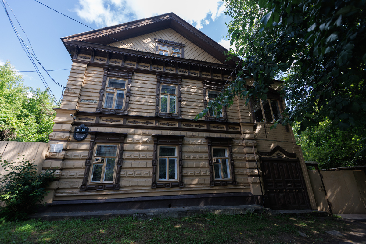 Дом Печникова - двухэтажный особняк с мансардой. 