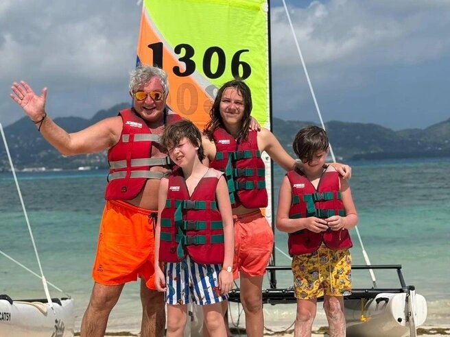 Последнее совместное фото с мужем Дмитрием Дибровым из путешествия на Сейшельские острова Полина выкладывала в своем Telegram-канале еще весной

Источник: POLINA DIBROVA / T.me