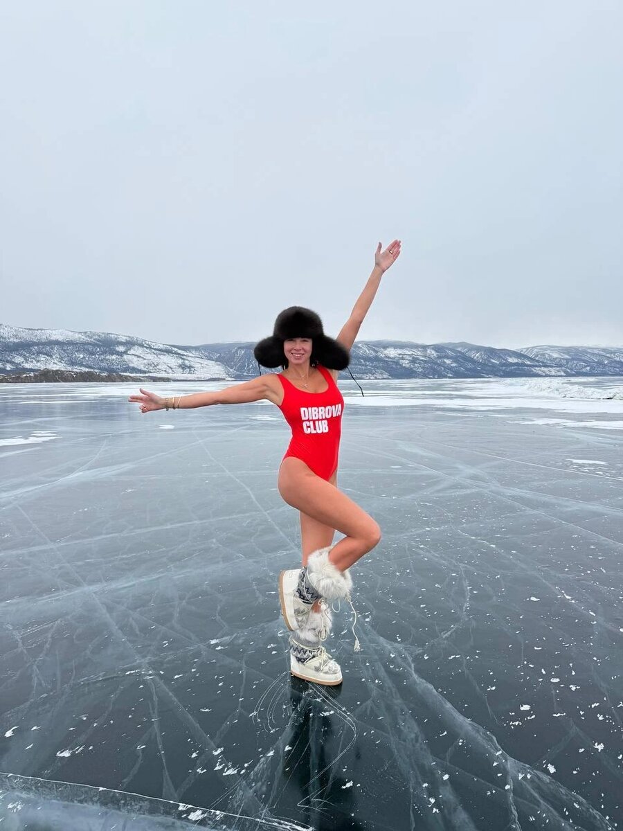 В клуб Полины Дибровой, который она организовала для соседок по Рублевке, входила и ее подруга Елена Товстик. В клубе проходили тематические встречи, лекции, а также участницы часто отправлялись в путешествия. Например, на озеро Байкал

Источник: POLINA DIBROVA / T.me