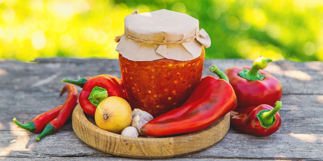 Острая аджика: как приготовить, рецепт на зиму с помидорами и перцем