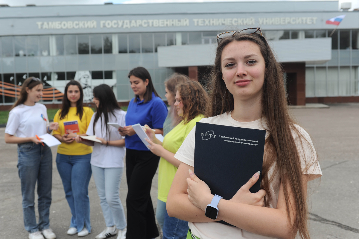 Студенты ТГТУ около корпуса А