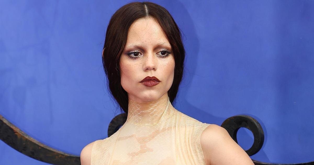 Исполнительница главной роли - Джена Ортега(фото взято из интернета)