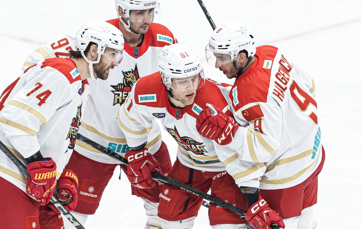    Хоккеисты "Куньлуня"  Михаил Синицын/ТАСС