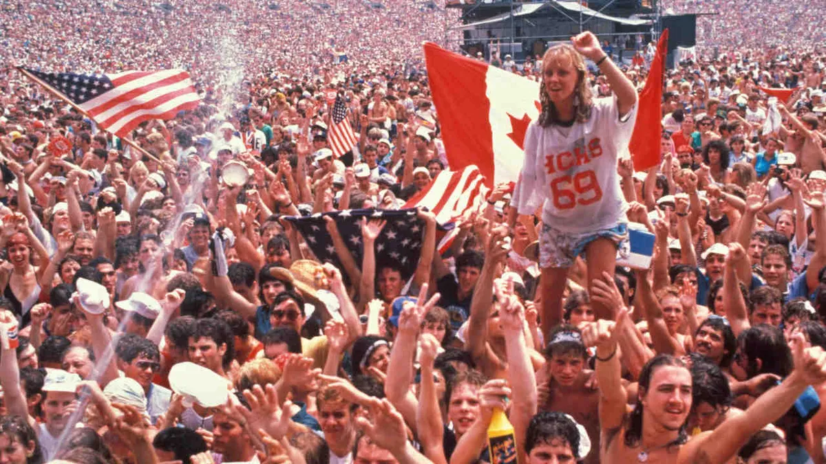 Публика на американской части Live Aid, суббота, 13 июля 1985 года, Veterans Auditorium, Филадельфия. Фото: Эбет Робертс/Getty Images